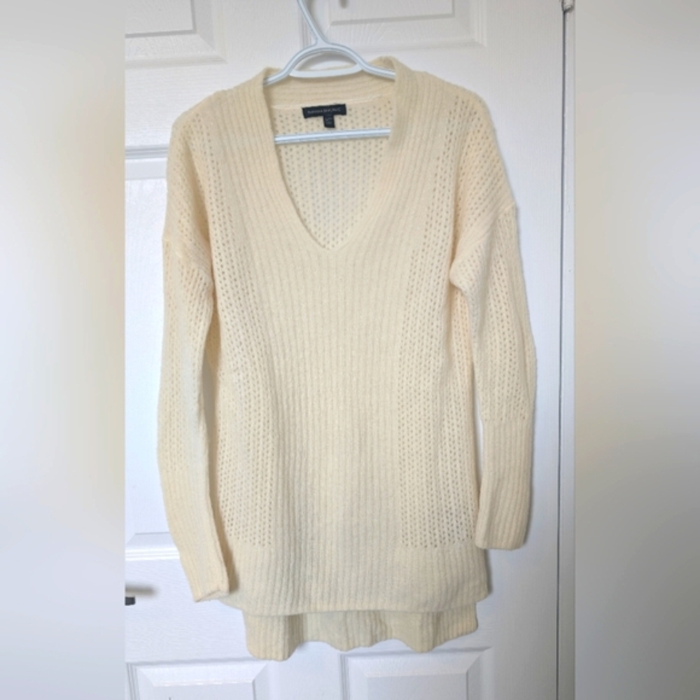 Banana Republic Women's Ivory Merino Wool Blend  V-neck Sweater - Size S
